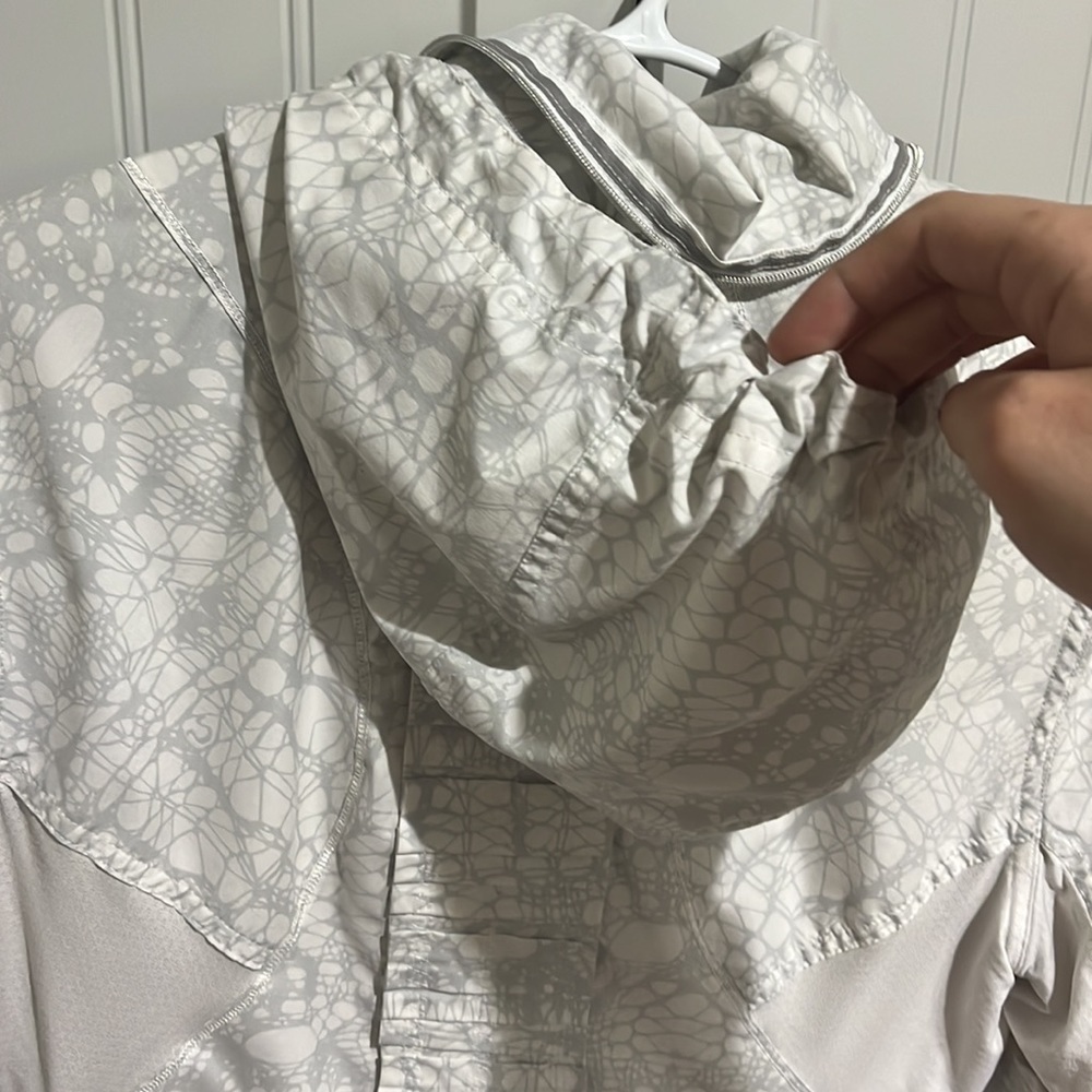 Amazing condition RARE lululemon jacket - Picture 5 of 10
